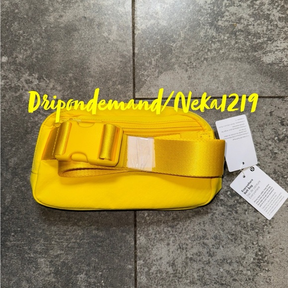 Lululemon Everywhere Belt Bag 1L- Utility Yellow - Picture 4 of 9